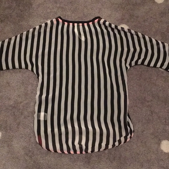 Black and white and a little bit of pink t-shirt - Picture 4 of 4